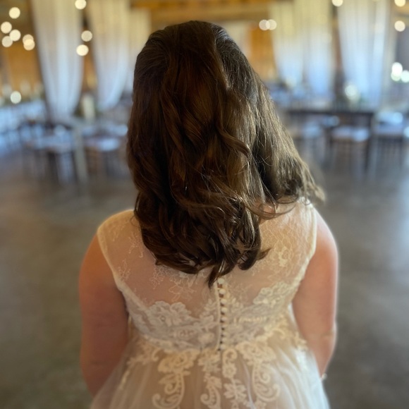 David’s Bridal Flower Girl Dress with Applique. Ivory/Champagne. Style 1411. - Picture 3 of 5